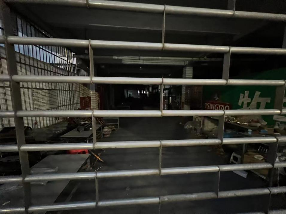 八大局周边部分关停的烧烤店。拍摄于2026年1月