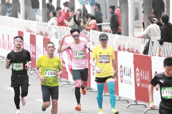 李佳树（左三）参加武汉马拉松