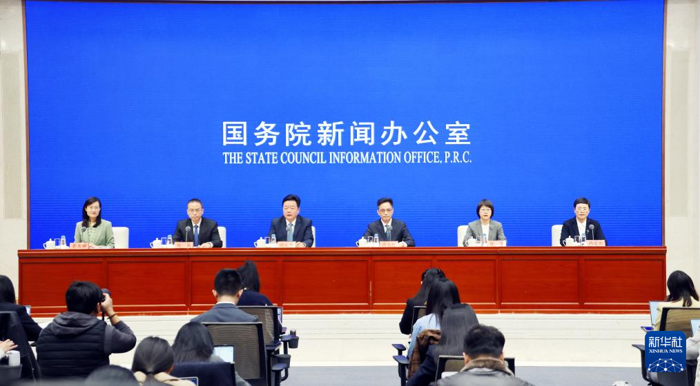 3月23日，国务院新闻办公室在北京举行新闻发布会，国家知识产权局副局长胡文辉、教育部科学技术与信息化司司长周大旺、工业和信息化部科技司司长魏巍、金融监管总局法规司负责人杜墨、国家知识产权局知识产权运用促进司司长韩爱朋介绍专利转化运用专项行动（2023—2025年）实施情况，并答记者问。新华社记者 潘旭 摄