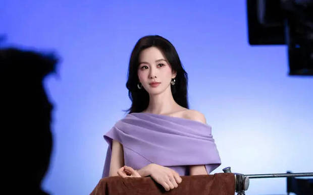 刘诗诗身穿紫色抹胸裙。