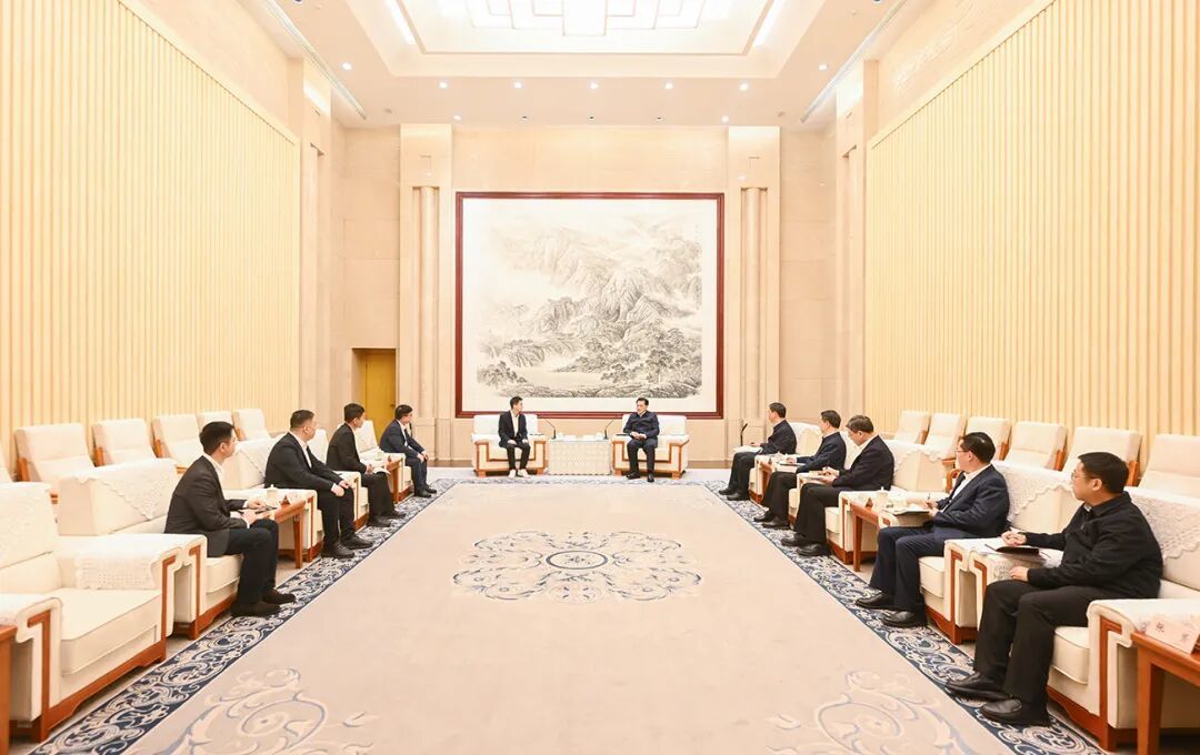 3月26日上午，市委书记袁家军会见宇树科技创始人、董事长王兴兴一行。记者 苏思 摄/视觉重庆