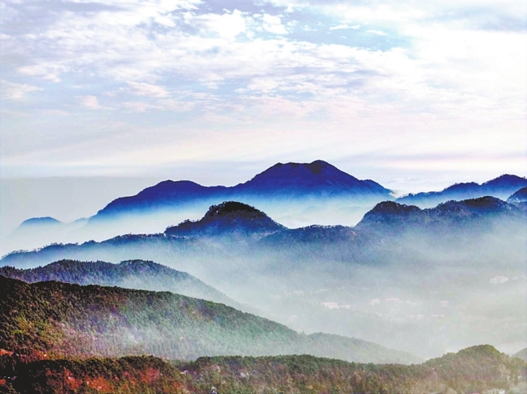 庐山春日现罕见瀑布云奇观 宛如人间仙境(图)