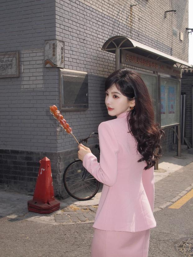 章若楠明媚又大方。