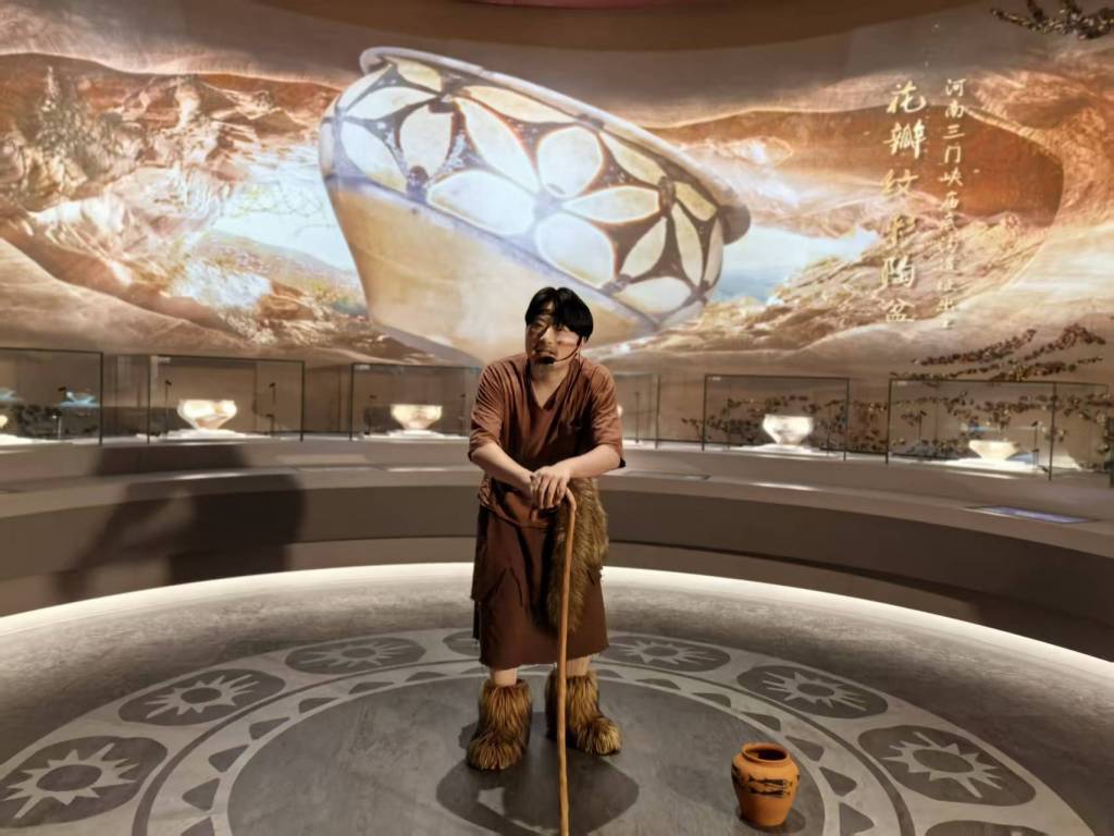 大河村遗址博物馆里的NPC演员。澎湃新闻记者 韩雨亭 摄
