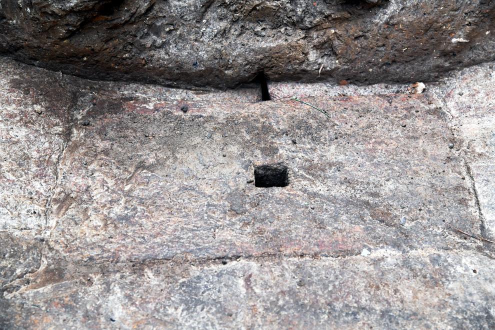 图为琅琊台遗址考古发掘现场拍摄的秦汉时期的石砌地漏。新华社记者李紫恒 摄