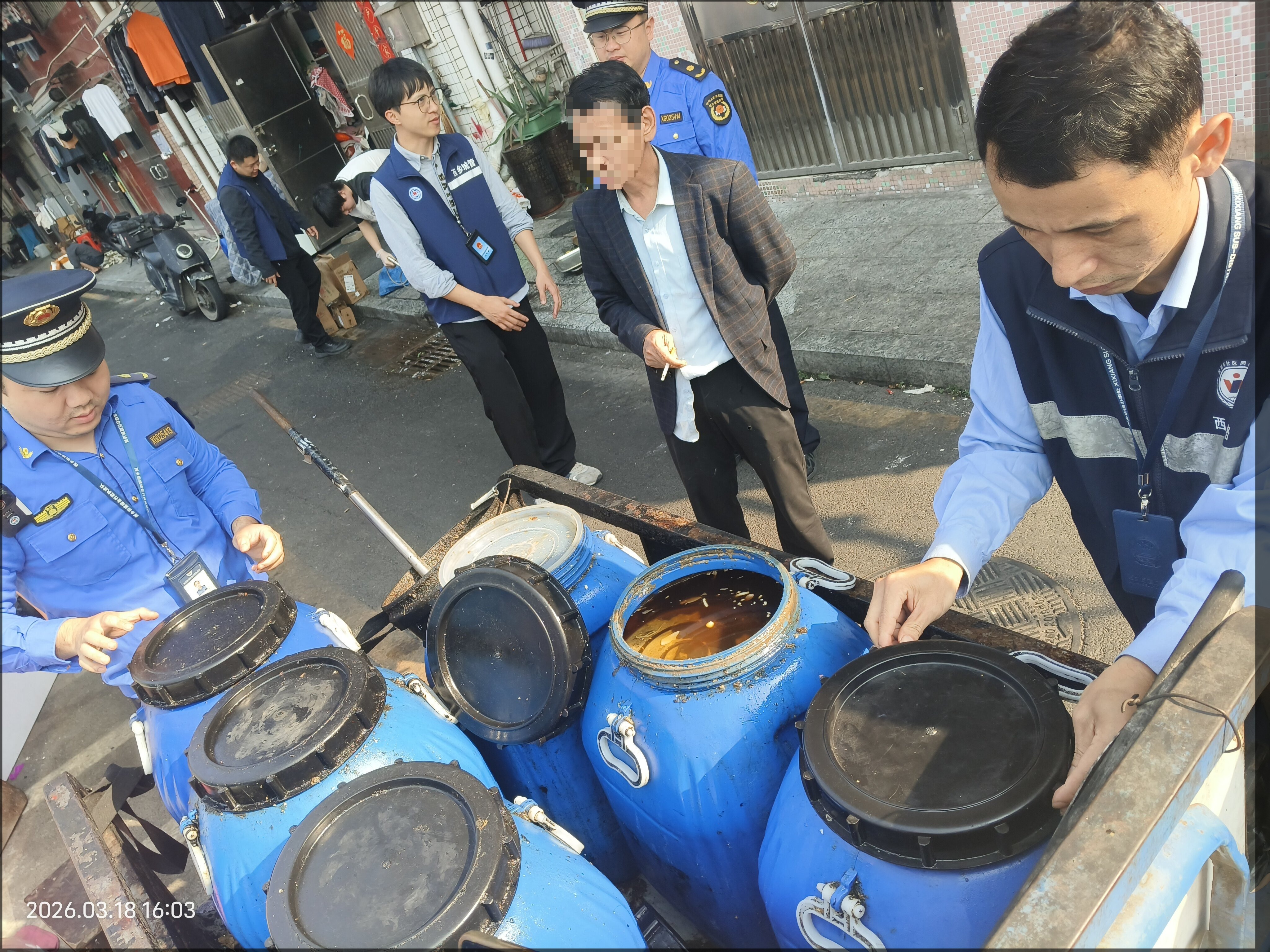 小网格筑牢安全防线 西乡网格“吹哨报到”精准协查地沟油350公斤