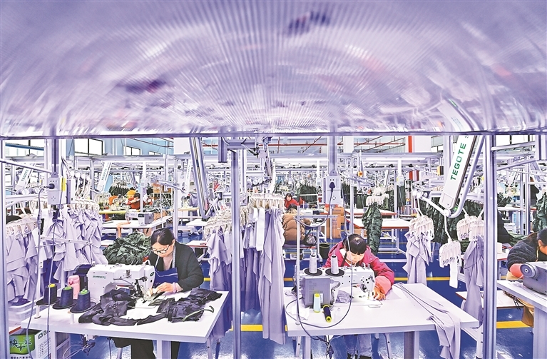 2月27日,江西欣达制衣有限公司车间内机器声此起彼伏,14条生产线有序运转,几十名女工正专注地裁剪、缝纫、熨烫。