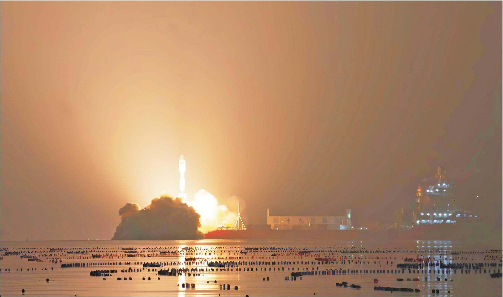 3月22日23时49分，捷龙三号遥十运载火箭在烟台海阳市近海海域点火升空。（□记者杨秀萍通讯员聂东磊报道）