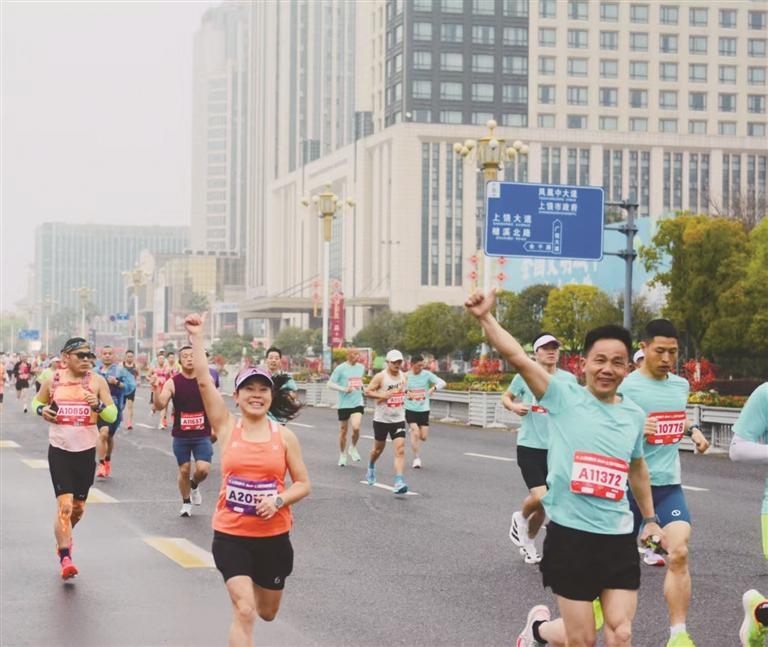 参赛者步伐矫健，尽情享受奔跑的快乐。