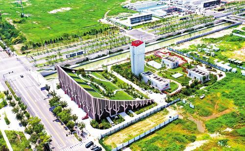 2024年8月6日，建得像花园一样的雄安新区荷露110千伏变电站，给人们提供了生态绿色的特色人文景观空间。 国网雄安新区供电公司员工 孙梅丹摄