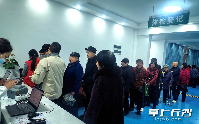 前来接受免费体检的老人排起了长队。