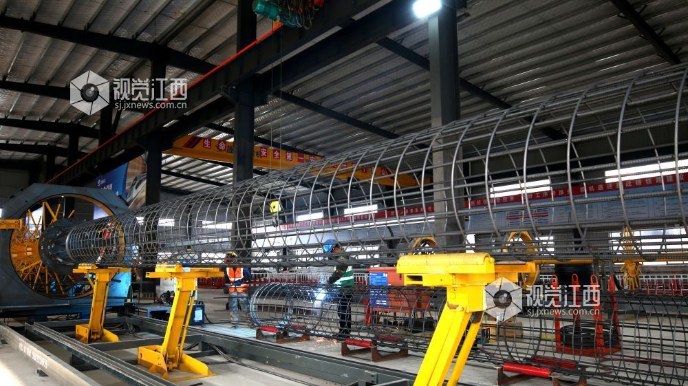 2026年3月26日，江西交投交工7标承建长赣高铁遂川段施工现场机械轰鸣、焊花飞溅，钢筋笼加工、泥浆检测、混凝土浇筑等工序有序开展，全力推进桥梁桩基施工，为线路早日通车筑牢根基。