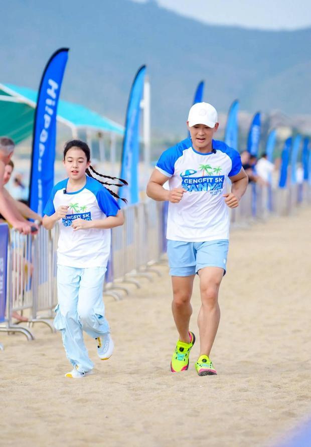 搜狐娱乐讯 近日，刘畊宏分享与小泡芙一同参加 5 公里亲子挑战赛。