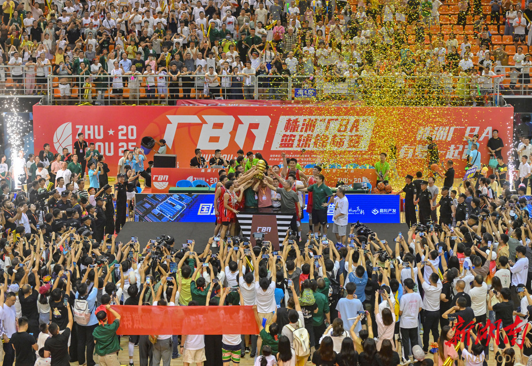 2025年7月27日晚，株洲市体育中心，数万观众见证2025“厂BA”巅峰对决。湖南日报全媒体记者 郭立亮 摄