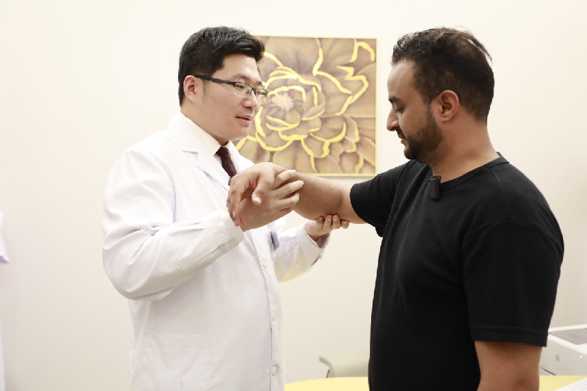 专家为外籍患者提供诊疗服务