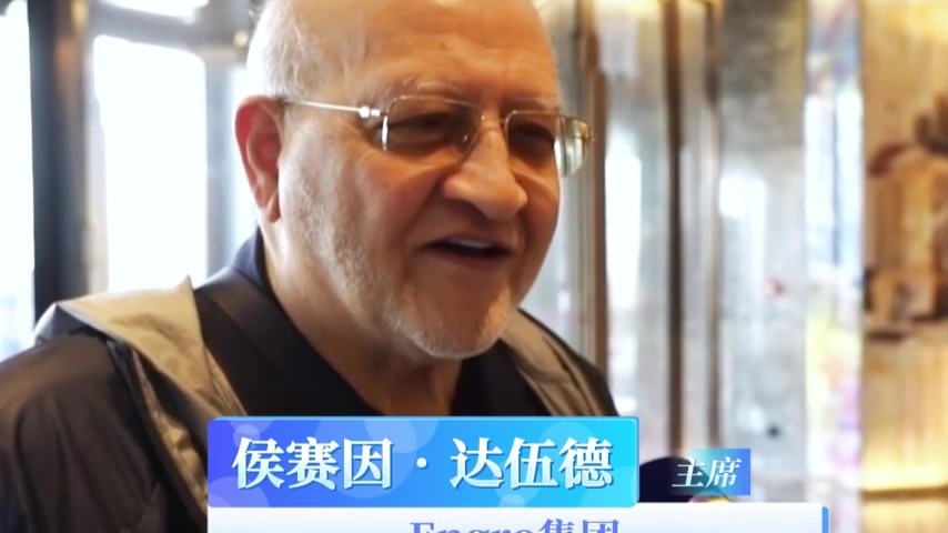 一张圆桌与两个扇面