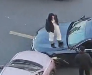 安徽宣城一路口两车发生剐蹭，双方爆发肢体冲突