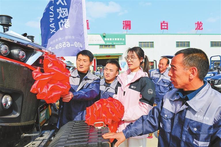 通渭县东川工业园区一家农机销售公司内,前来选购各类农机具的客户络绎不绝。新甘肃·甘肃日报通讯员 张子斌