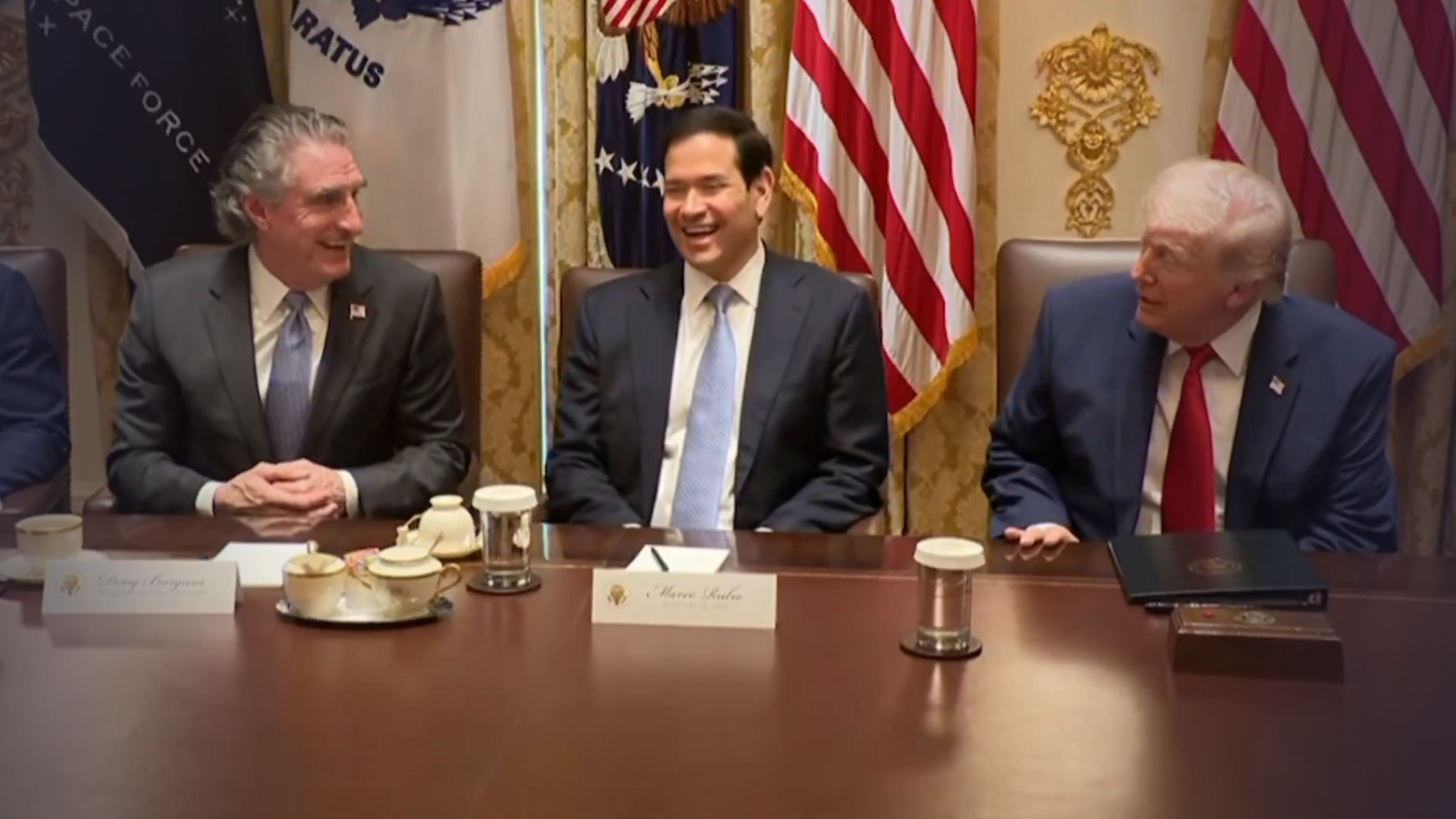 白宫内阁会议再现“奉承秀”：内政部长称委内瑞拉要给特朗普立雕像，特朗普当场追问“什么时候立”