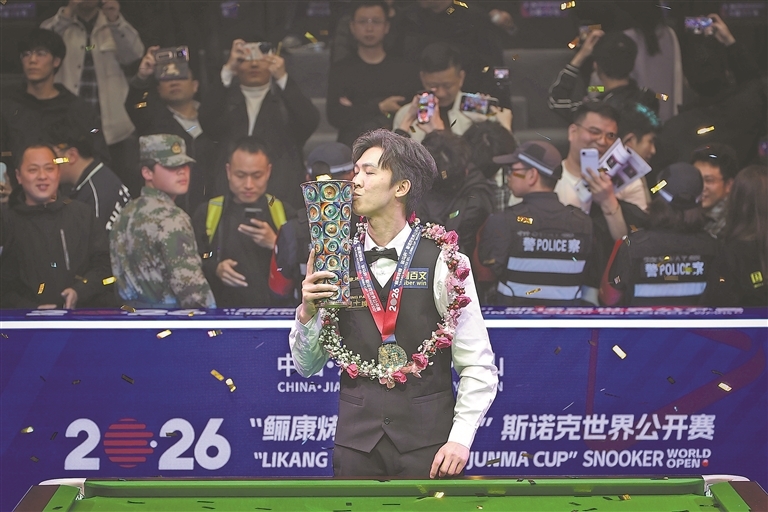 比赛后，塔猜亚&middot;乌努亲吻冠军奖杯。江西日报全媒体记者 徐 铮摄