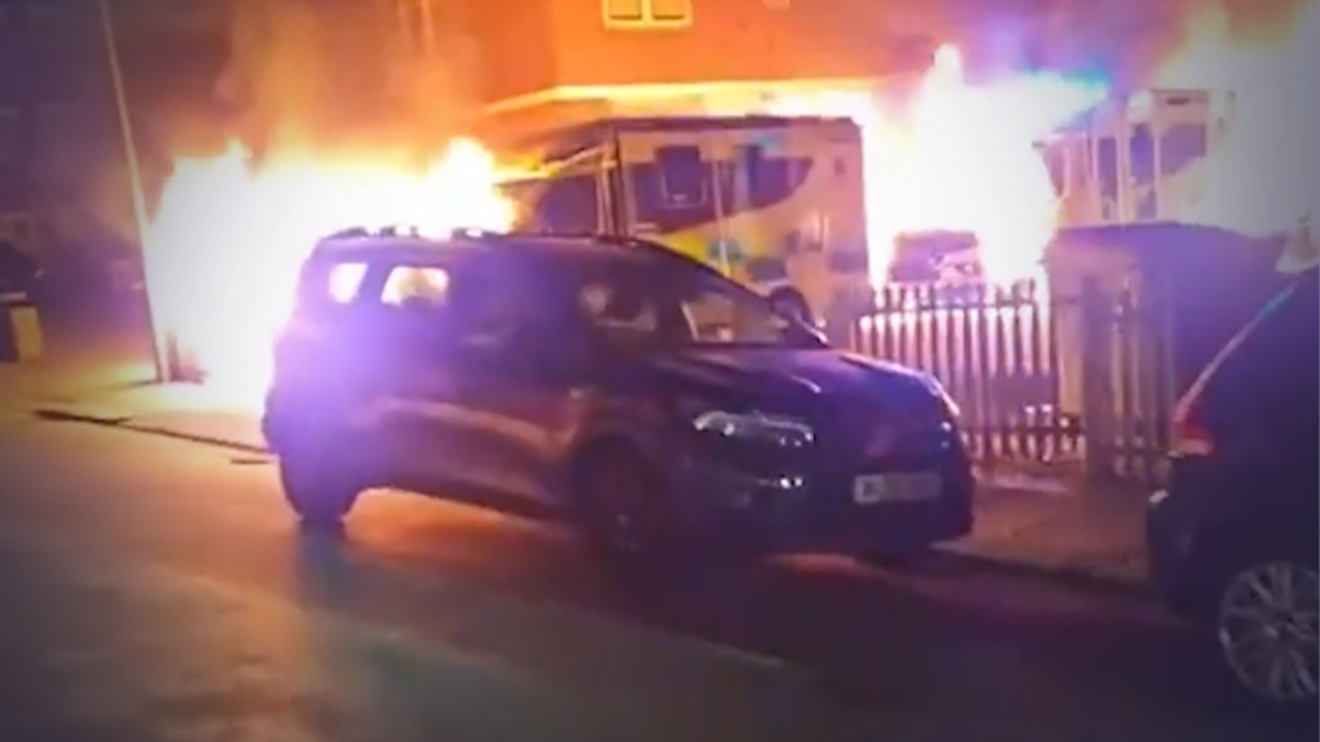 三嫌犯深夜潜入伦敦犹太社区，纵火焚烧四辆救护车，车内气瓶爆炸震碎公寓玻璃