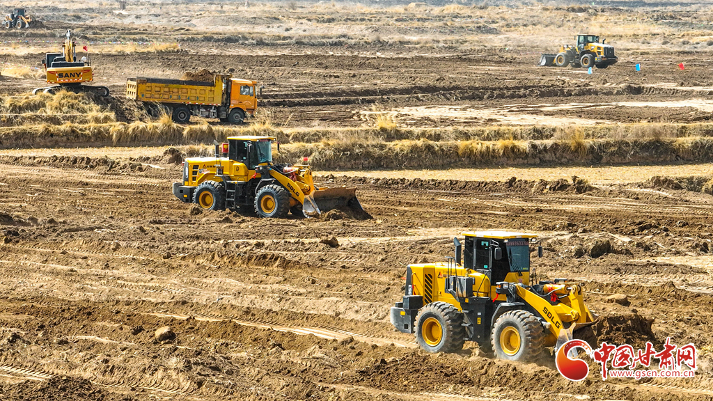 3月20日，在张掖市民乐县新天镇李寨村高标准农田建设现场，推土机、平地机在田野间往来穿梭，将高低不平、细碎零散的“小块田”逐步整合为连片“大田”。