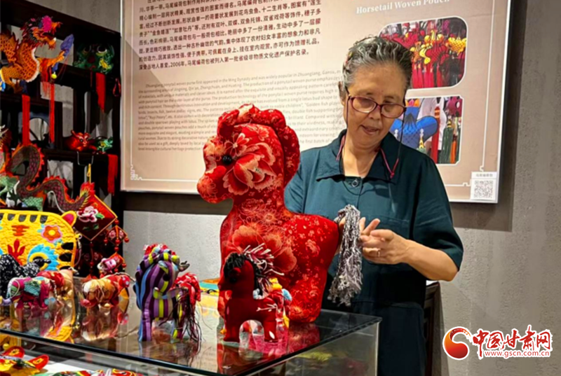 王茵钻研色彩搭配与图案设计,让作品更有生命力。