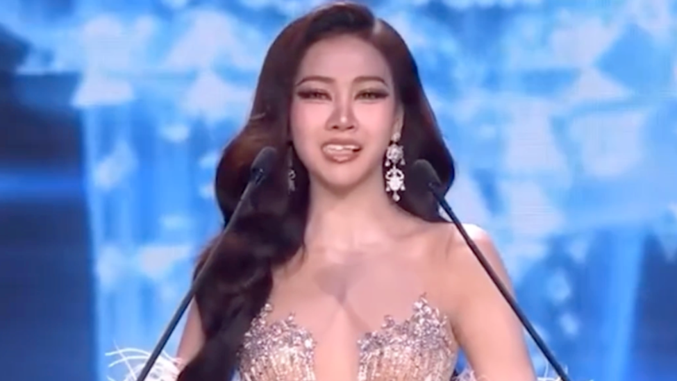 泰国选美小姐在台上自我介绍，假牙突然掉了