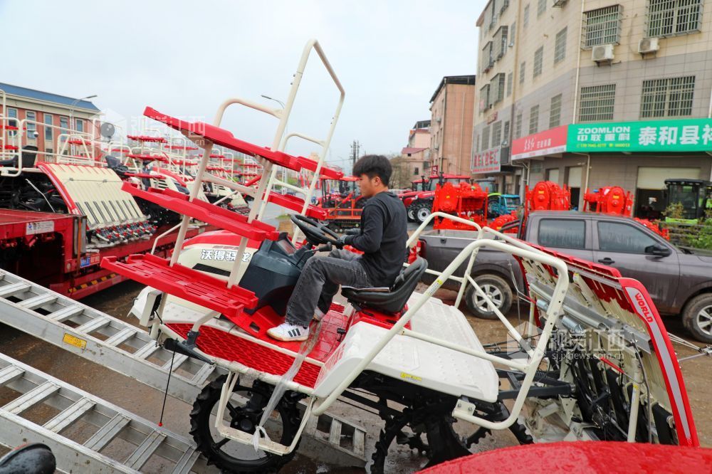 2026年3月26日，江西省吉安市泰和县振兴农机有限公司员工正从大货车上卸载插秧机。江西泰和县未雨绸缪积极调运储备插秧机，为即将到来的早稻插秧做好准备，确保早稻粮食生产工作如期进行。
