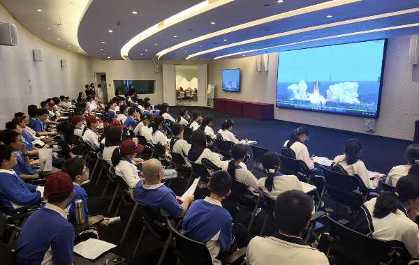 深圳实验学校中学部学子走进太空馆  沉浸式解码航天奥秘