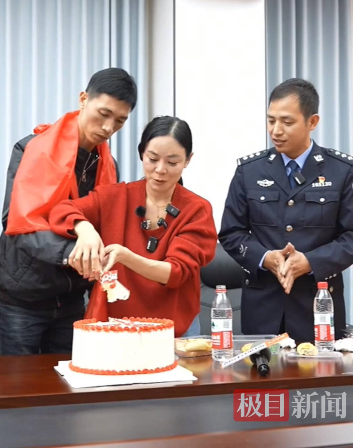 据极目新闻此前报道，李林1982年生于湖北仙桃，1993年，她的母亲因病去世，父亲经不起打击，离家后一直未归。年仅11岁的李林带着弟弟李鑫生活，不想次年，姐弟俩外出时坐错车，误到湖北京山。混乱中，弟弟被一位陌生大妈带走，从此音讯全无。