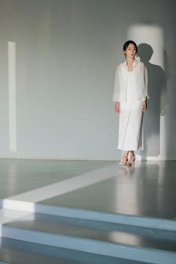 周迅一袭白衣清新淡雅。