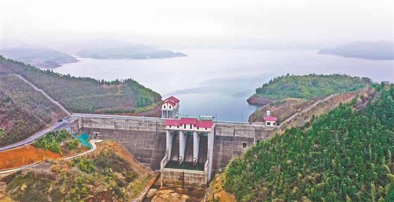 2月27日,航拍下的鹰潭市花桥水利枢纽工程。