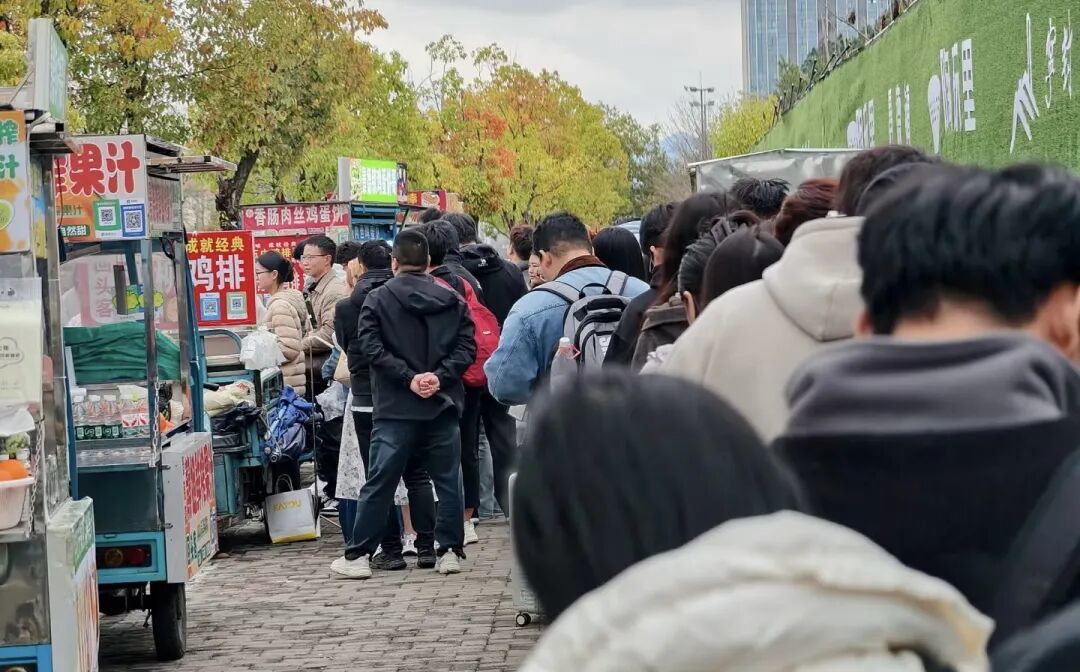 上图为2025年国庆假期,“鸡排哥”摊位的客流情况(图源:极目新闻);下图为2026年3月19日,“鸡排哥”出摊时,游客有序排队,而当他出差不在时,街上客流较少(图源:小红书网友)