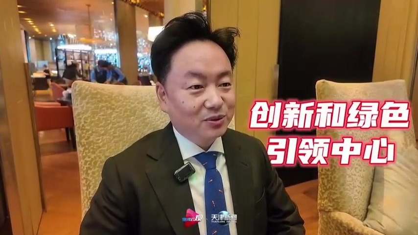 一张圆桌与两个扇面