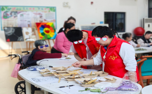 一老一小温情相伴，深圳社工宣传周开展职业体验互动活动