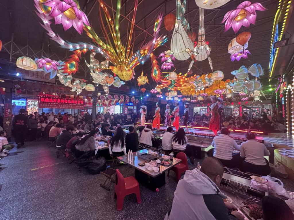 “小晚耍”烧烤大院的表演时间。拍摄于2026年1月