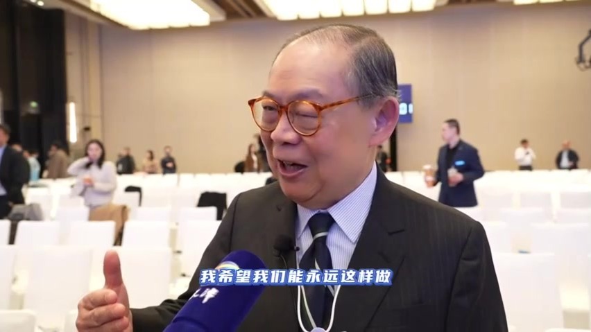 一张圆桌与两个扇面