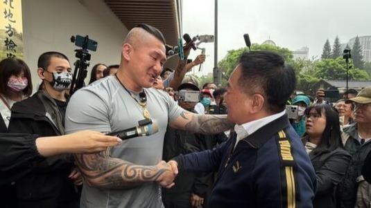 蔡正元入监报到，“馆长”到场送拥抱