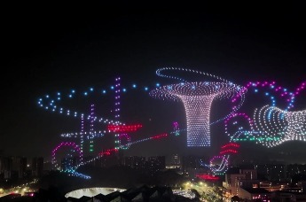 全球首创！深圳大运 FPV 挑战赛 全球首个用 4500 架无人机编队组成立体光影赛道的 FPV 竞速赛事