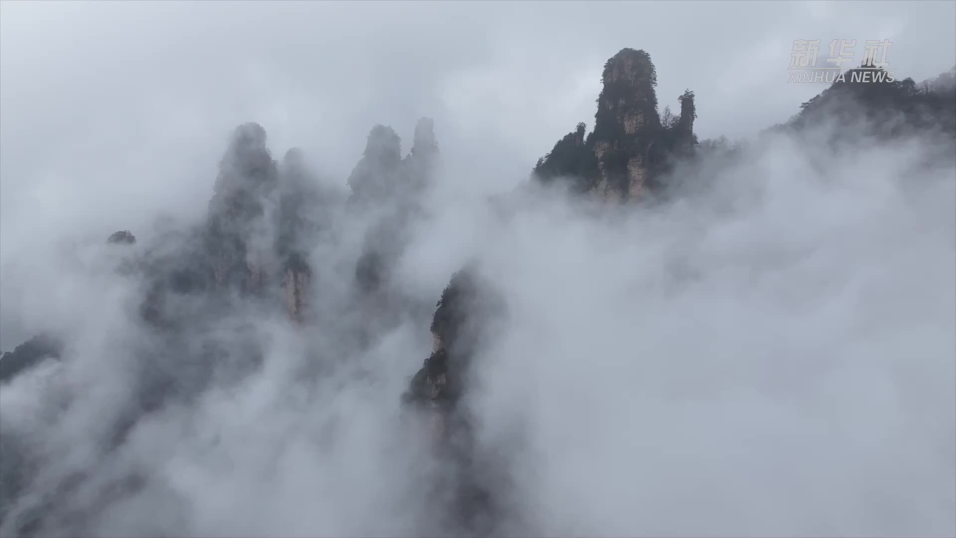 张家界雨后云雾宛如奇幻秘境