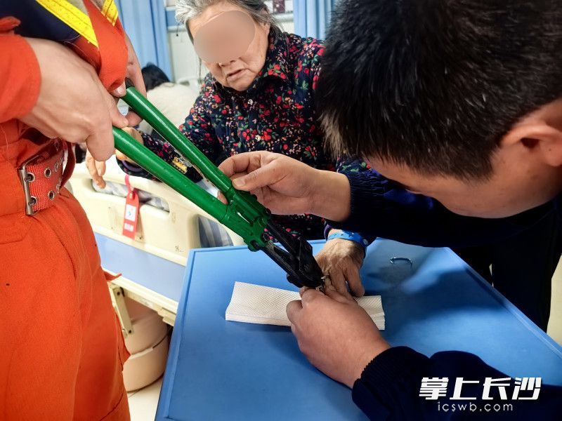 消防员为老人取戒指。长沙晚报通讯员 王磊 摄