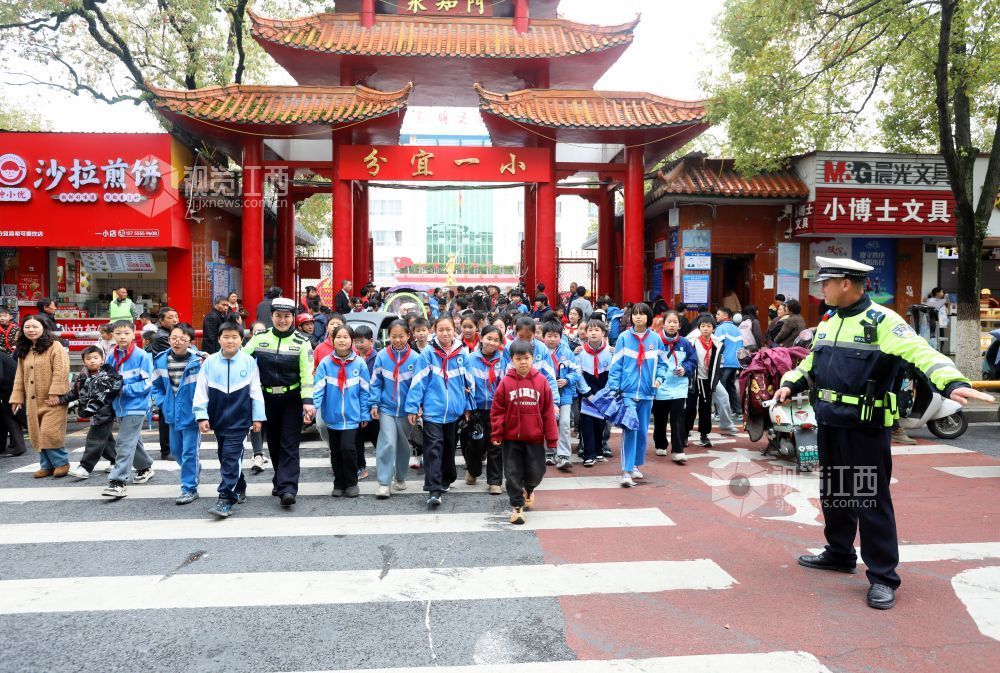 江西分宜：站好“护学岗” 守护“成长路”（图）
