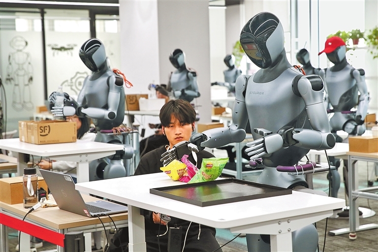 工作人员正对机器人输入抓取指令。