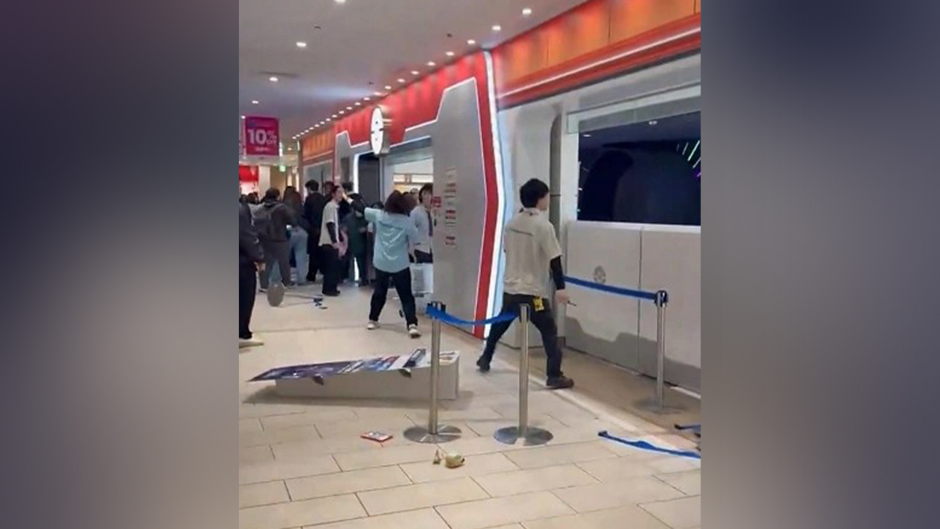 日媒：日本东京池袋商场内发生持刀伤人事件，致两人死亡