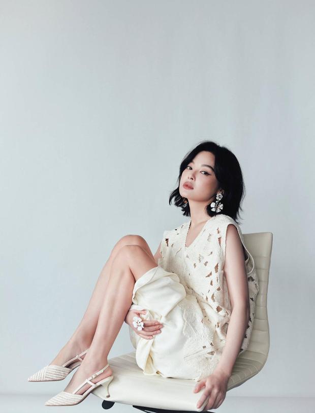 辛芷蕾最在椅子上，状态惬意。