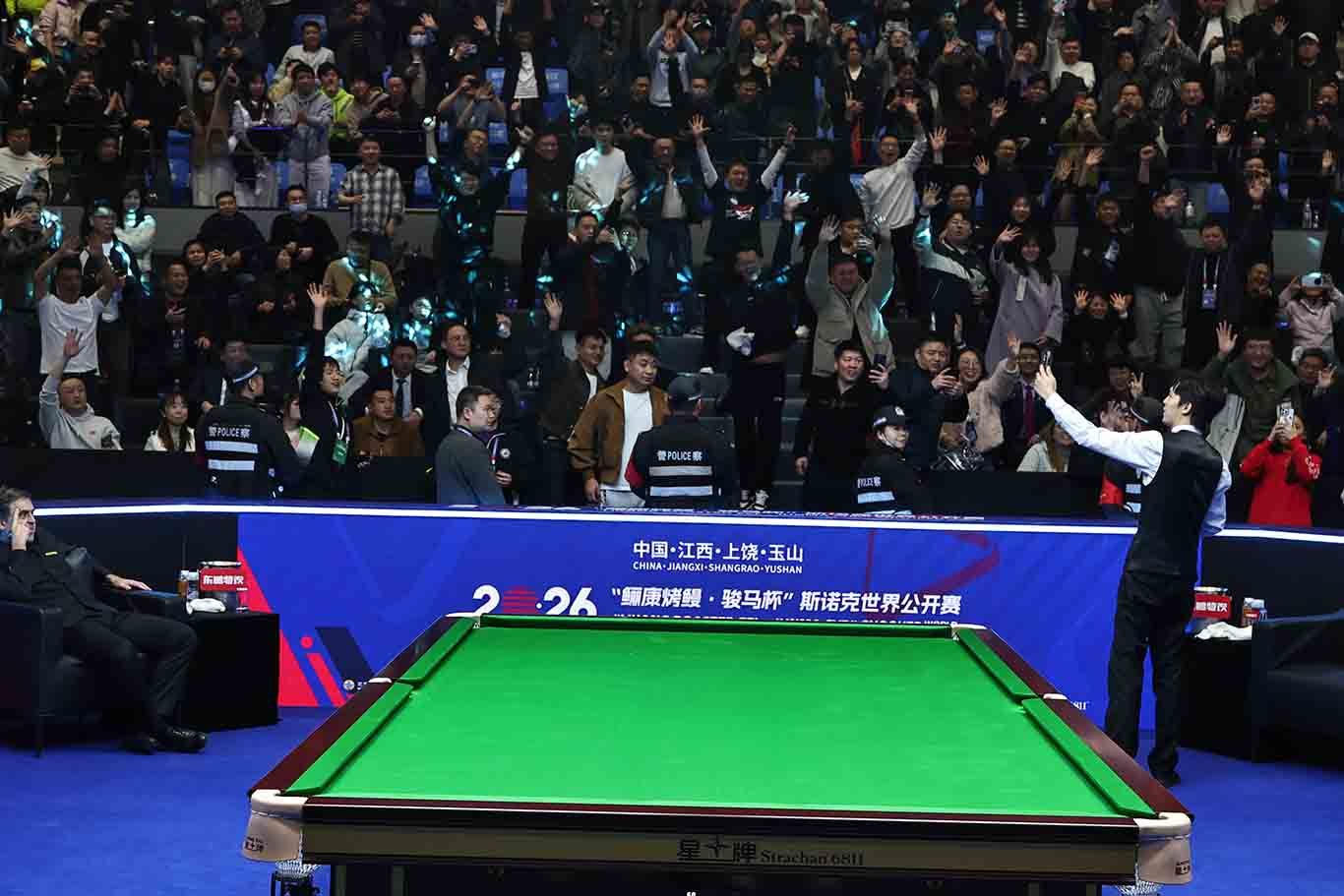 ▲塔猜亚与球迷自拍庆祝。