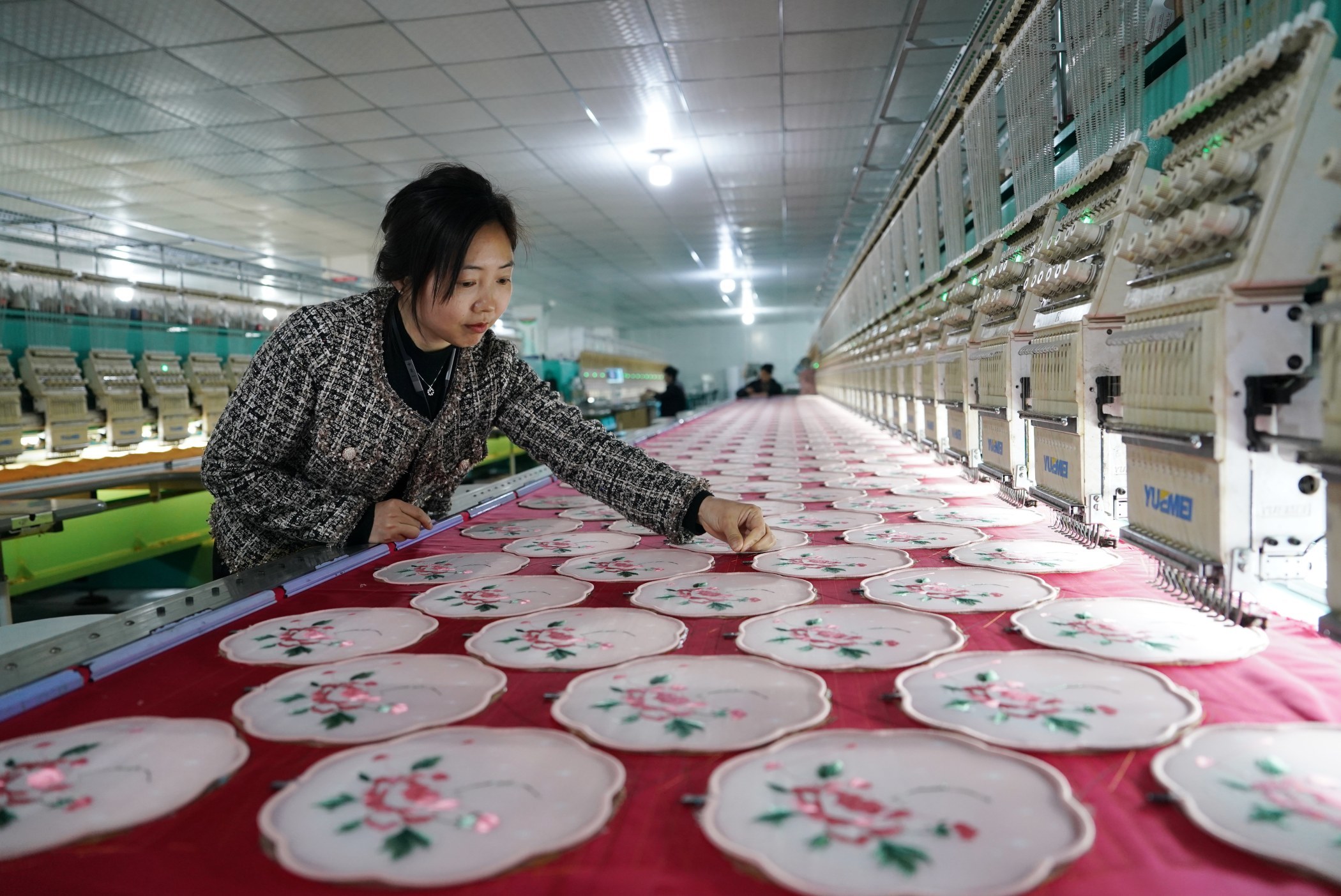 古风团扇、香包挂件供不应求，新余经开区文创企业生产忙