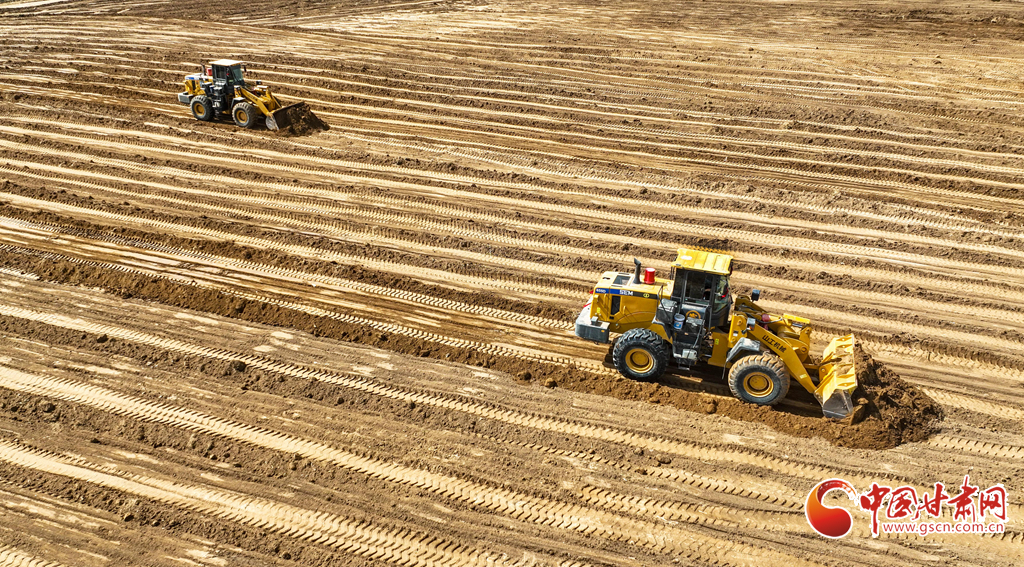 3月20日，在张掖市民乐县新天镇李寨村高标准农田建设现场，推土机、平地机在田野间往来穿梭，将高低不平、细碎零散的“小块田”逐步整合为连片“大田”。