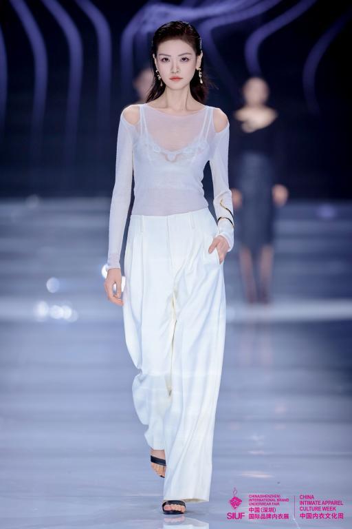 BEST基础打底类创新大奖:里性 LIVARY MIO《如简·追光·拾光·光点》